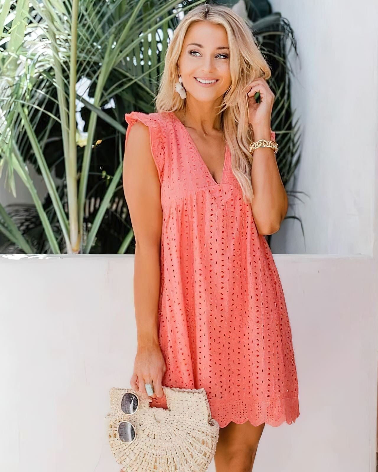 Clara | Élégante Robe Mini Fluide en Dentelle avec Décolleté en V pour Femmes 3