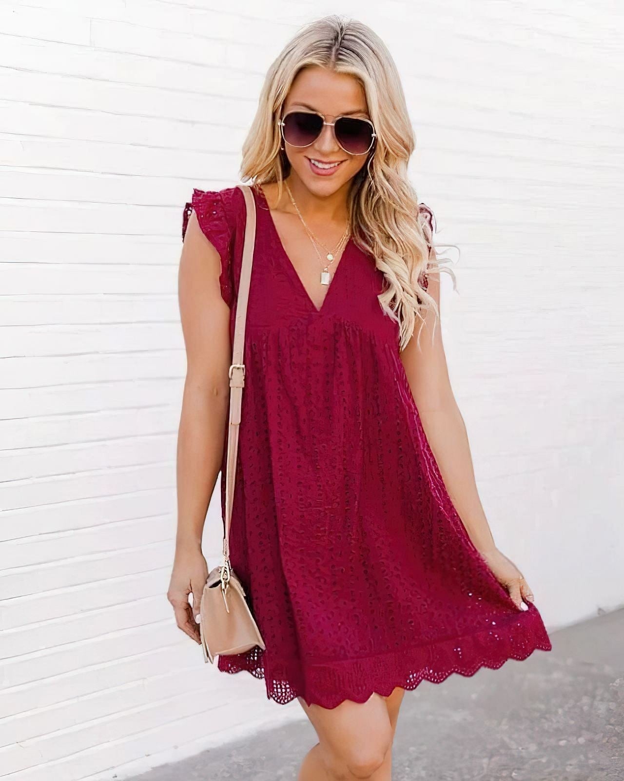 Clara | Élégante Robe Mini Fluide en Dentelle avec Décolleté en V pour Femmes 4