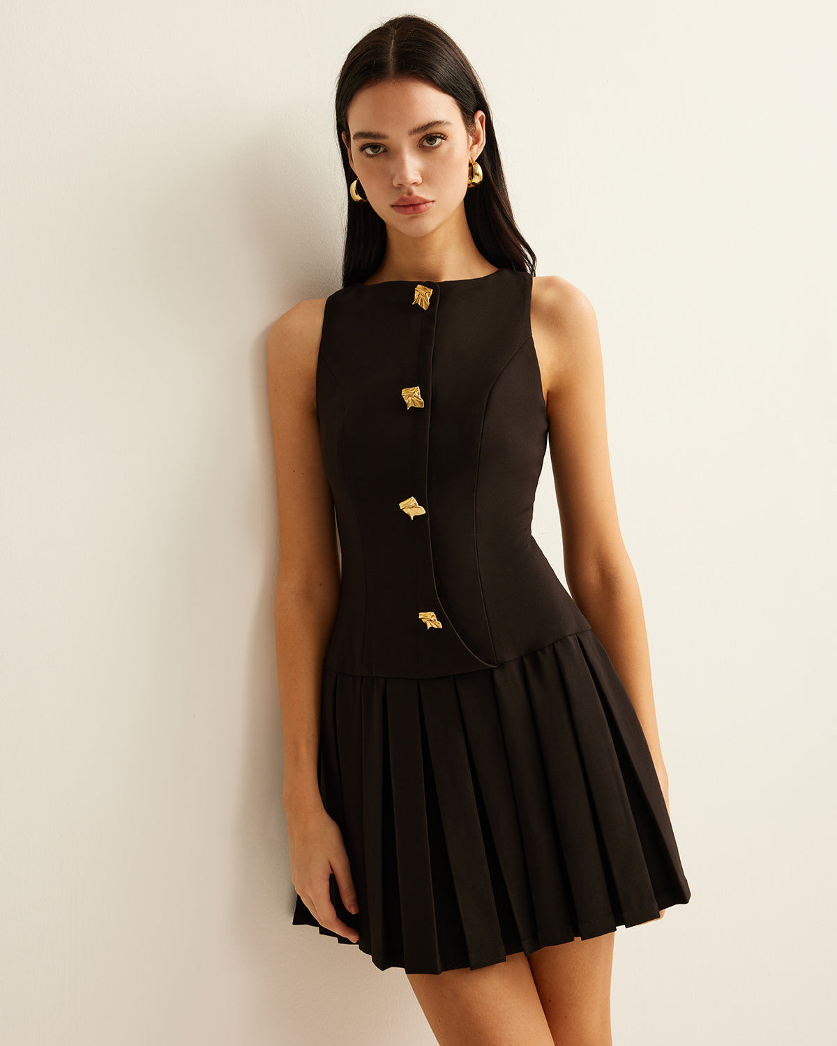 Clara | Élégante Robe Sans Manches Plissée avec Détails en Métal pour Femmes 1