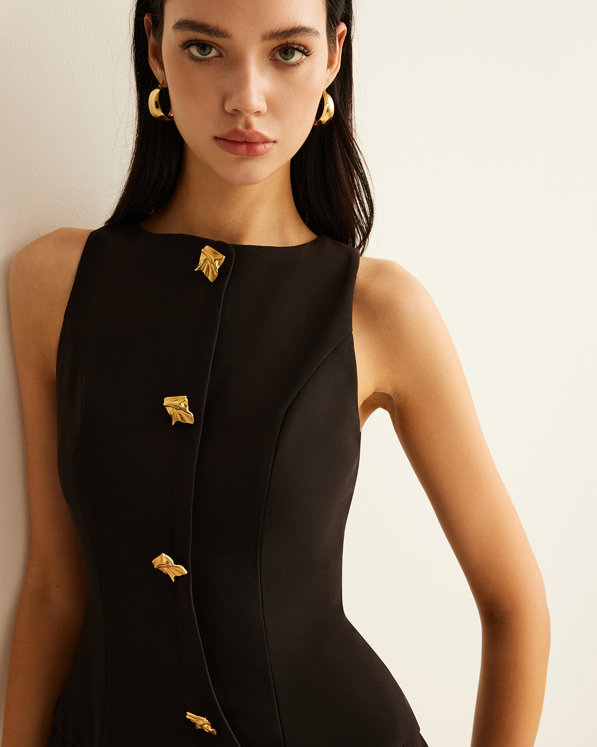 Clara | Élégante Robe Sans Manches Plissée avec Détails en Métal pour Femmes 2