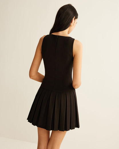 Clara | Élégante Robe Sans Manches Plissée avec Détails en Métal pour Femmes 3