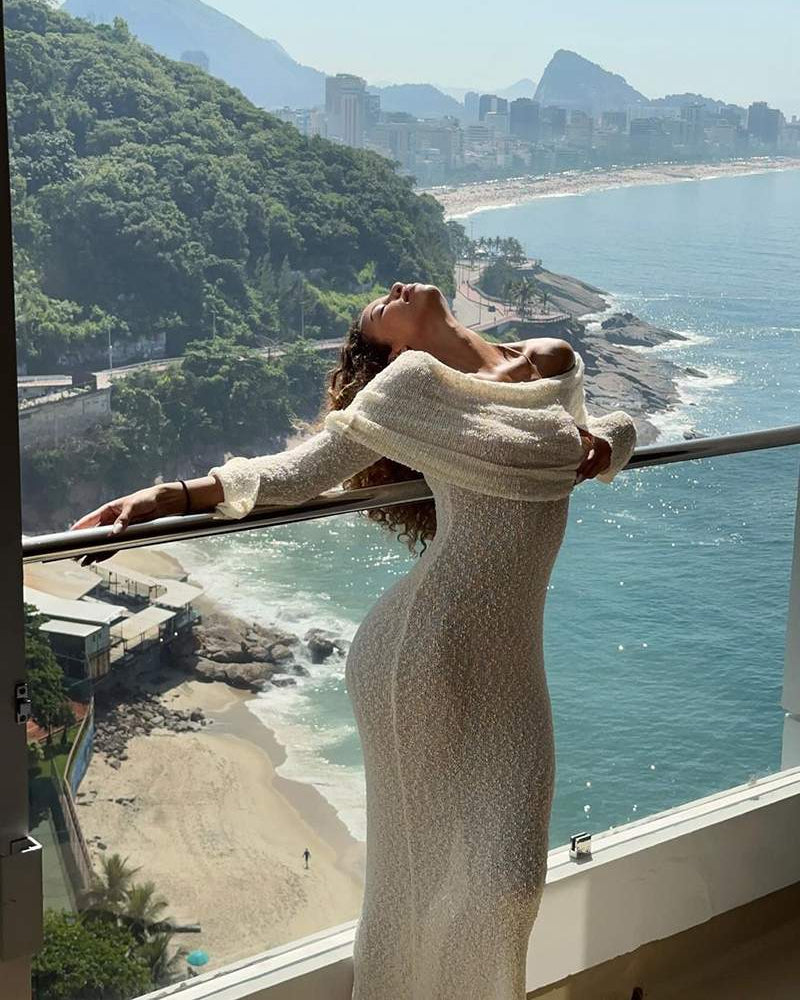 Clara | Robe Maxi Off Shoulder Élégante en Tissu Bouclé pour Femmes 6