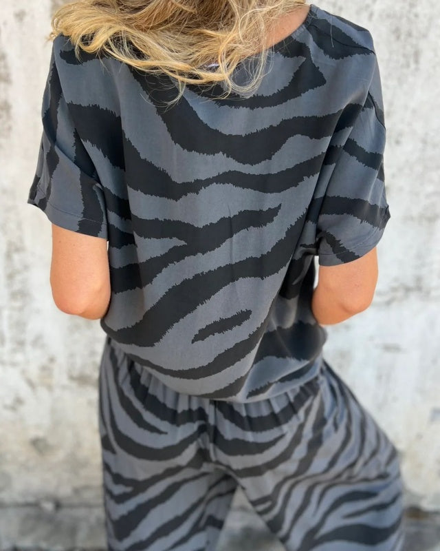 Zélie | Ensemble Deux-Pièces Imprimé Zèbre Audacieux pour Femmes 7